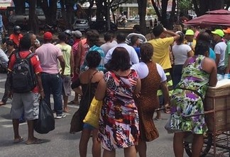 Ambulantes protestam em ruas do Centro e trânsito congestiona