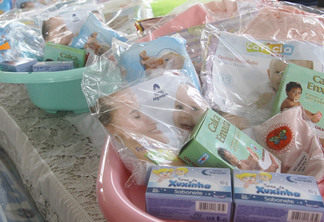 Prefeito entrega 300 enxovais de bebês para mães carentes nesta quarta-feira