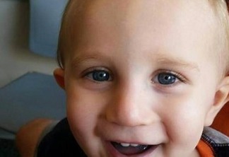 Menino de 2 anos morre após ser esquecido em quarto pelos pais que usavam drogas 
