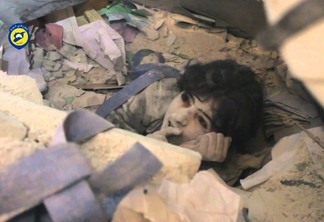 HORROR DA GUERRA: Menino é resgatado de escombros após bombardeio na Síria - VEJA VÍDEO