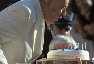 Papa ganha bolo para comemorar aniversário de 79 anos