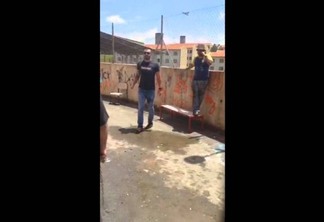 ASSISTA: Vídeo mostra diretor de escola ocupada agredindo aluno com corrente