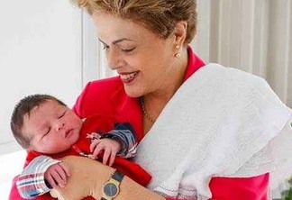 Dilma Rousseff apresenta neto em foto na internet: "Vai alegrar minha vida"