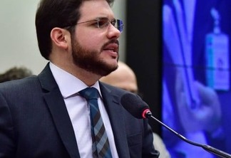 Hugo Motta confirma que será candidato à liderança do PMDB na Câmara; "posso unir a bancada que está rachada"