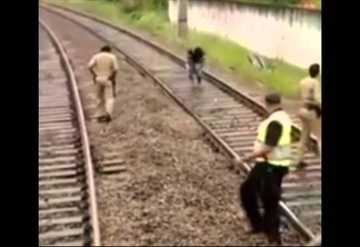 Agentes de segurança atiram em homem drogado com facão que invadiu linha de trem - VEJA O VÍDEO