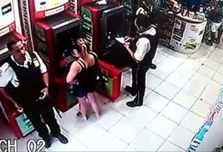FLAGRANTE: Vigilante furta dinheiro sacado por professora em João Pessoa - VEJA VIDEO