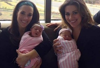 Duas irmãs gêmeas idênticas dão à luz com apenas 6 minutos de diferença