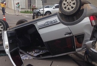 PILOTO RUIM (02): Carros colidem em cruzamento em João Pessoa e um deles capota