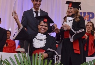 Rapaz com paralisia cerebral e sua mãe se formam em direito no RN