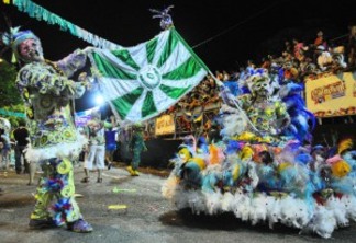 Escolas de samba e clubes de frevo desfilam em segundo dia de Carnaval Tradição