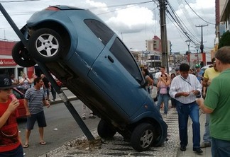PILOTO RUIM (01): Carro fica pendurado em poste após motorista errar manobra