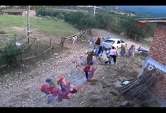VEJA VÍDEO: Homem atropela família com trator em briga por terras