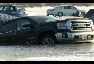 VEJA VÍDEO: Lago congelado usado como estacionamento derrete e carros afundam