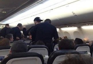 Homem entra em surto dentro de um avião, ameaça passageiros e grita que todos vão morrer - VEJA VÍDEO