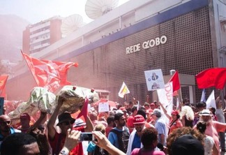MIDIA GOLPISTA: Manifestantes protestam em frente à Rede Globo neste domingo, no Rio