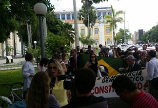 Advogados vão às ruas e protestam contra decisão da OAB-PB de apoiar impeachment