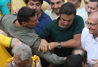 Alckmin e Aécio são hostilizados em passagem na av. Paulista