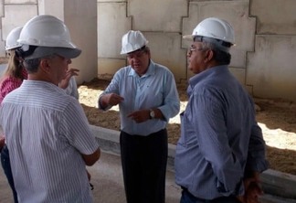 João Azevêdo inspeciona obras de construção do Viaduto do Geisel