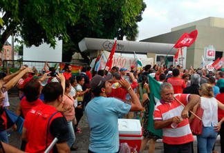 HOSTILIDADE A TV GLOBO:  Ato pro Lula termina com manifestação em frente à TV Cabo Branco; "mídia golpista"