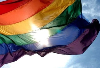 Médico é preso após estender bandeira do orgulho gay sem querer