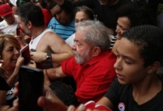 OVACIONADO: Lula recebe apoio em frente ao seu prédio