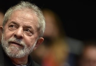 Após 3 horas de depoimento, Lula vai para diretório do PT