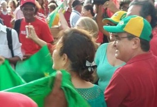 Centenas de pessoas já estão concentradas nas ruas de João Pessoa