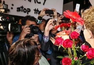 Brasileiros residentes em Nova York recebem presidente Dilma com flores