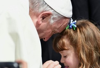 Lizzy, a menina que ficará cega e surda, conhece o Papa