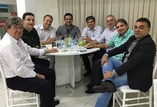 João Azevedo e Nonato Bandeira se encontram em restaurante para falar sobre eleições