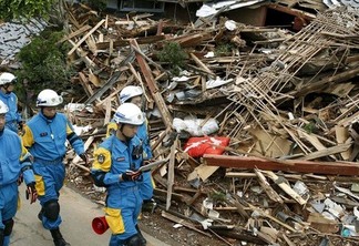 Equipes de resgate vasculham destroços de terremotos no Japão