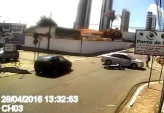 VEJA VÍDEO - Câmera flagra motociclista sendo arremessado em acidente na Capital