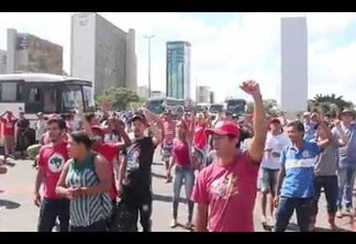 VEJA VÍDEO: manifestantes acampados em Brasília impedem cobertura da Rede Globo