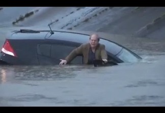 VEJA VÍDEO: Repórter salva um homem que se afogava em enchente durante uma transmissão ao vivo