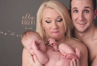 Bebê faz xixi durante sessão de fotos com os pais e vira sensação na internet