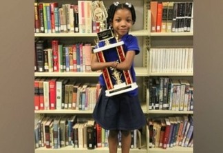 Menina que nasceu sem mãos vence concurso de caligrafia nos EUA