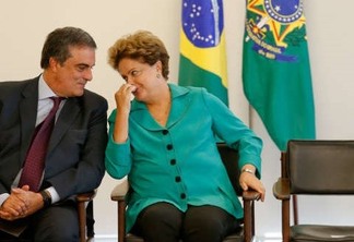 Cardozo entrega defesa de Dilma à comissão do impeachment no Senado