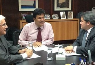 Efraim reúne-se com Ministro para tratar de investimentos em universidades da Paraíba