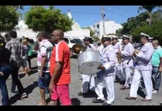 FREVO NO ENTERRO:  Músico Timbú é sepultado ao som de orquestra de frevo em Cajazeiras - VEJA VÍDEO