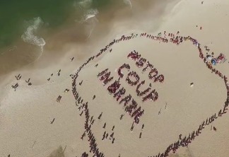 Manifestantes da Frente Brasil Popular fazem mobilização em praia; ASSISTA