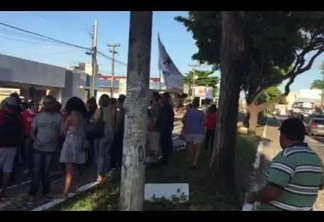 Movimentos sociais fazem protesto em frente a sede do PMDB em João Pessoa