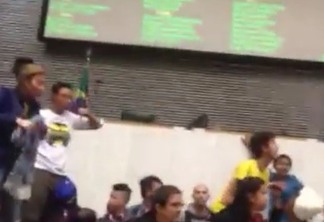 Estudantes secundaristas invadem Assembleia Legislativa de São Paulo; VÍDEO
