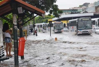 Chuvas causam transtornos no trânsito em João Pessoa na manhã desta sexta-feira