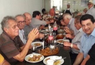 ACORDO SELADO:  Peemedebistas e tucanos comemoram aliança política em João Pessoa durante almoço