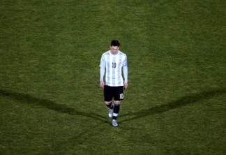 Irritado com marcação de falta Messi não cumprimentou assistente brasileiro após vitória da Argentina