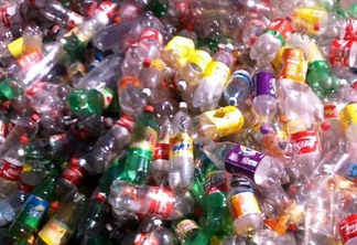 SEM POLUIÇÃO: Químicos transformam plástico em combustível líquido