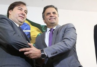 Novo presidente da Câmara sela aliança com Aécio em seu 1º compromisso público