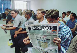 COM TEMER SÓ AUMENTOU: Escalada do desemprego no Brasil provoca queda de salários