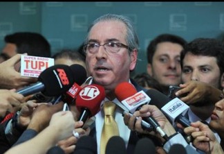 URGENTE: Eduardo Cunha chora durante renúncia da presidência da Câmara