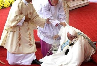 VEJA VÍDEO - Papa Francisco cai durante missa na Polônia